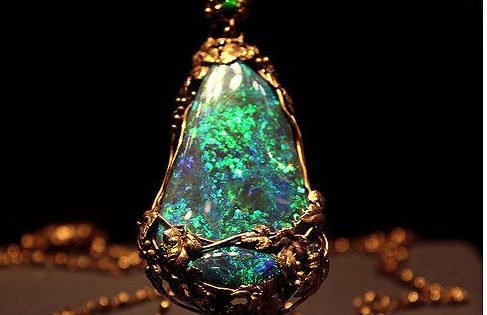 opalio-petra-pou-filakizei-mesa-tis-ola-